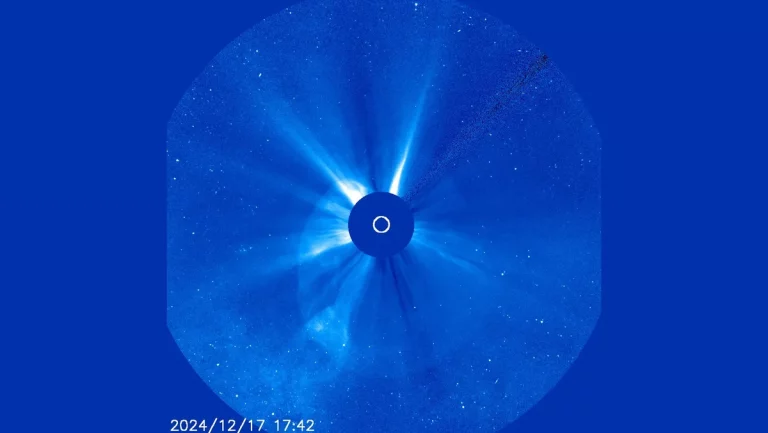 Солнечное извержение произошло со скоростью 1 процент от скорости света