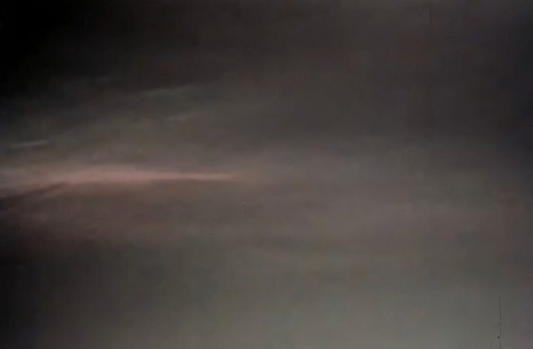 Марсоход Curiosity запечатлел цветные облака в атмосфере Марса