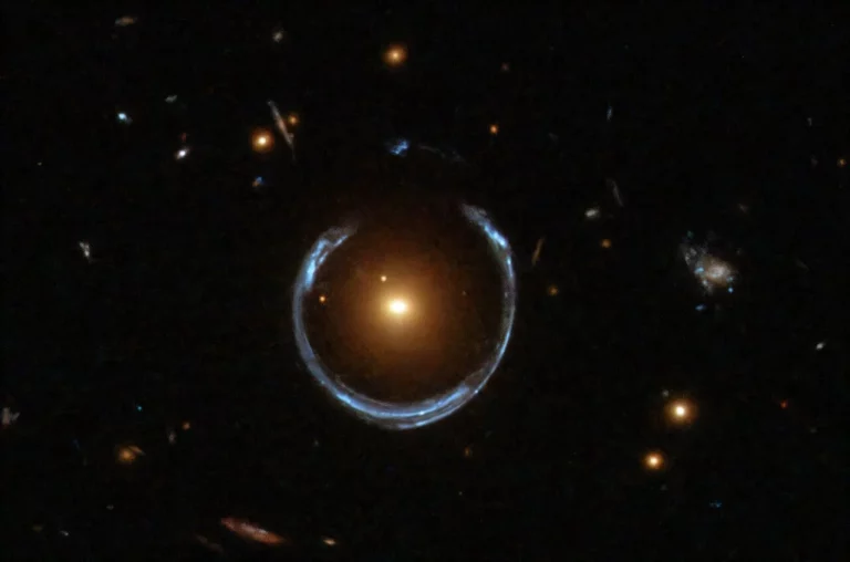 Гравитационная линза, известная как Космическая Подкова