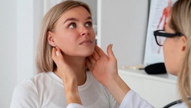 Врач, вид сбоку, проверяет женщину