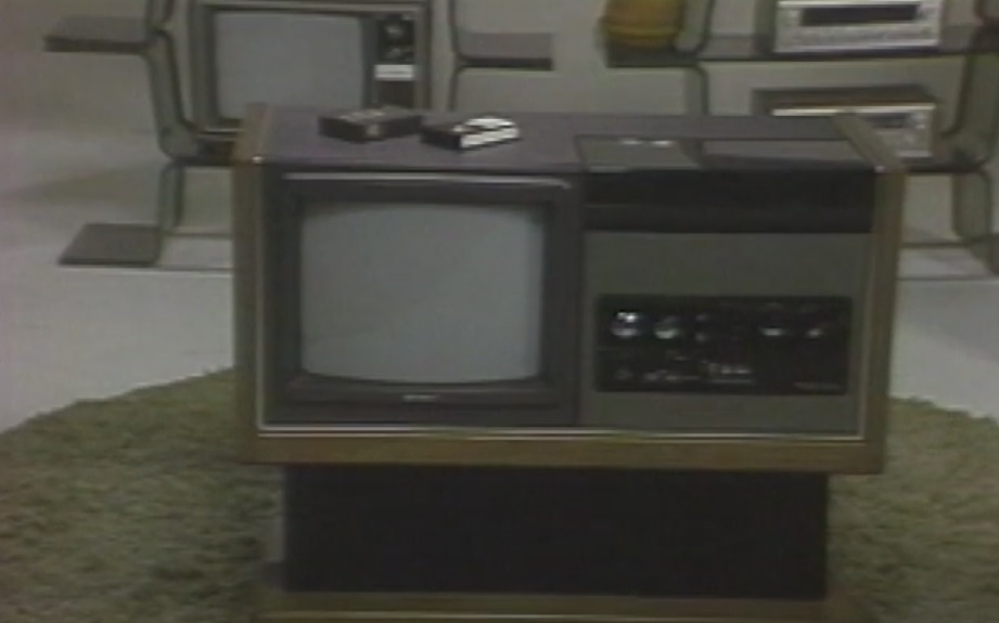 первый домашний видеомагнитофон под названием Sony Betamax. Она описывала совершенно новую концепцию просмотра телевидения. В то время это было одно гигантское устройство, включающее в себя видеомагнитофон и телевизор Trinitron