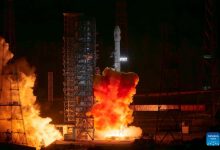 Китайский зонд Tianwen-2 на борту ракеты-носителя Long March-3B стартует с космодрома Сичан в провинции Сычуань на юго-западе Китая 29 мая 2025 года.