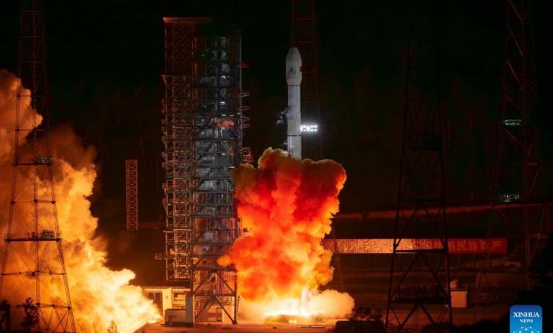 Китайский зонд Tianwen-2 на борту ракеты-носителя Long March-3B стартует с космодрома Сичан в провинции Сычуань на юго-западе Китая 29 мая 2025 года.