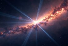 Космический пейзаж, где сквозь туманность мерцают потоки заряженных частиц