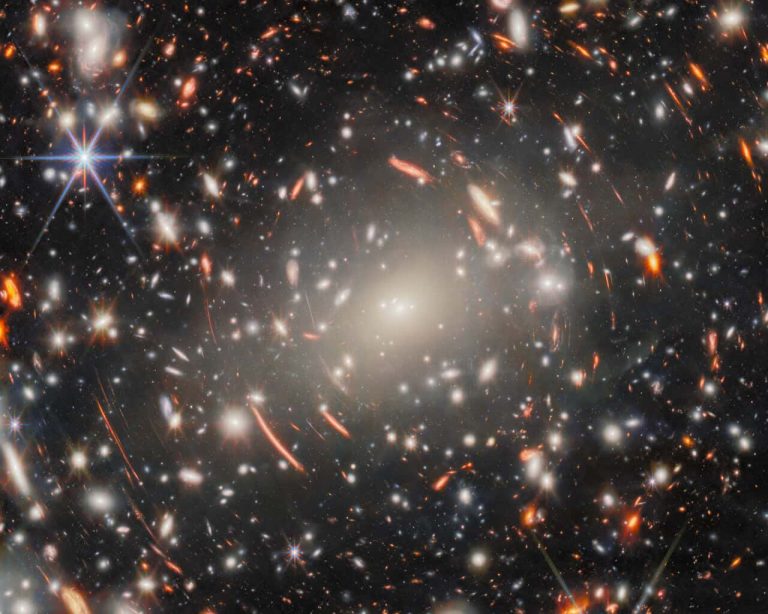 Поле галактик в космосе