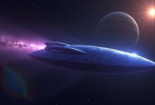 на фоне тёмной бездны Вселенной летит загадочный сине-фиолетовый объект вытянутой формы — межзвёздный гость 3I/ATLAS