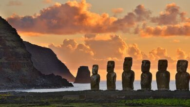 Каменные статуи (моаи) острова Пасхи.