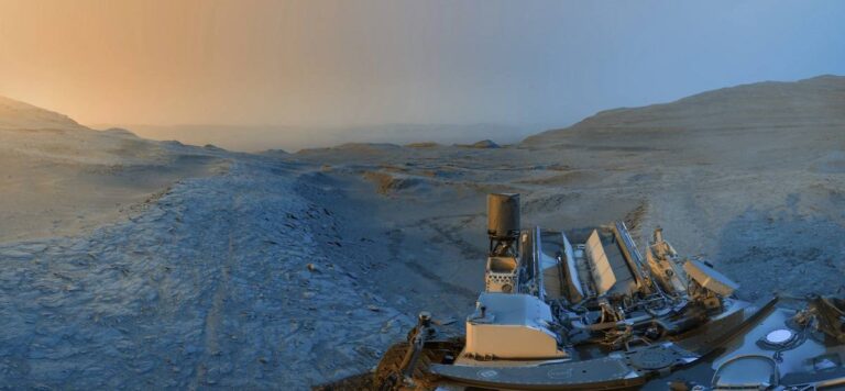 Марсоход Curiosity прислал «новогоднюю открытку»