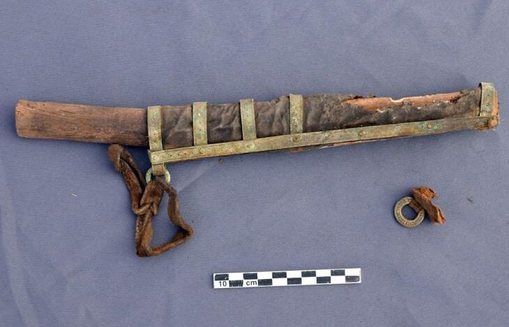 Нож к ножнах из погребения Ус-Сэргэ 1 XVIII века