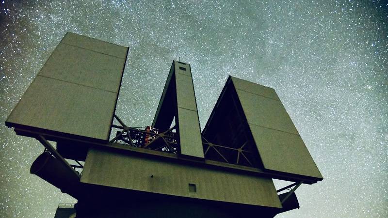 Большой бинокулярный телескоп на горе Грэхэм, Аризона, США.