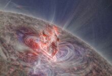 Во время солнечной вспышки из Солнца вырывается гигантский поток раскаленного газа