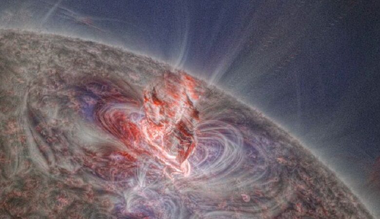 Во время солнечной вспышки из Солнца вырывается гигантский поток раскаленного газа