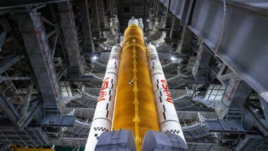 Все рабочие платформы убраны вокруг ракеты SLS