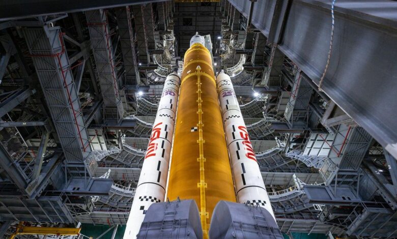 Все рабочие платформы убраны вокруг ракеты SLS