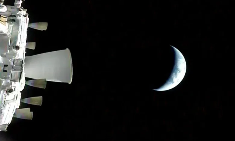 Вид на Землю с борта космического корабля НАСА «Орион», вращающегося вокруг планеты во время испытательного полета «Артемида II».