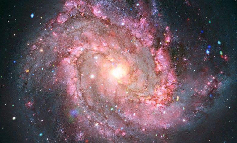 Галактика M83 в рентгеновском и оптическом свете.