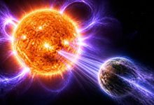 звезда крупным планом, окружённая мощными фиолетовыми и голубыми вспышками корональных выбросов