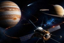 Космический аппарат с солнечными панелями и выдвинутыми антеннами летит в глубоком космосе