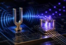 Микроскопический механический резонатор в виде крошечного камертона на чипе