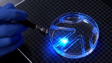 свет управляет тонким плавающим роботом