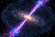 Изображение, показывающее сверхмассивную черную дыру в центре радиогалактики, выпускающую мощные струи