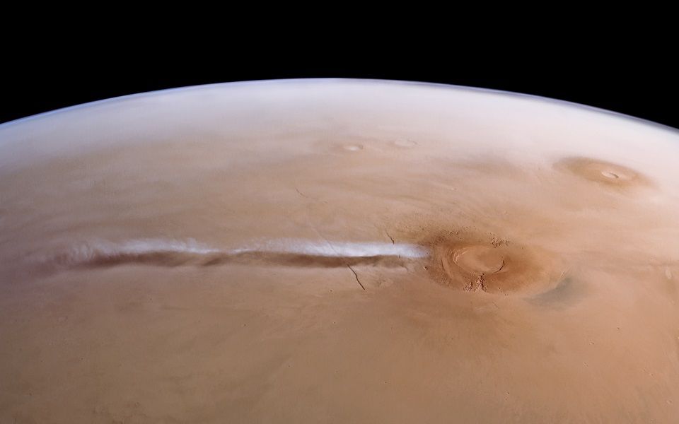Вытянутое облако Арсия Монс, как его увидел Mars Express.